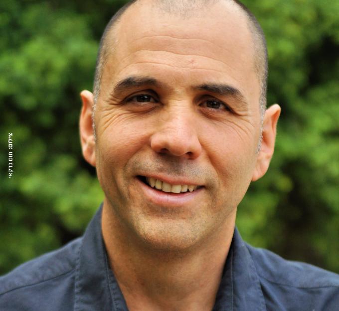 חייו מלאי שיר – מאברהם חלפי לאריק איינשטיין