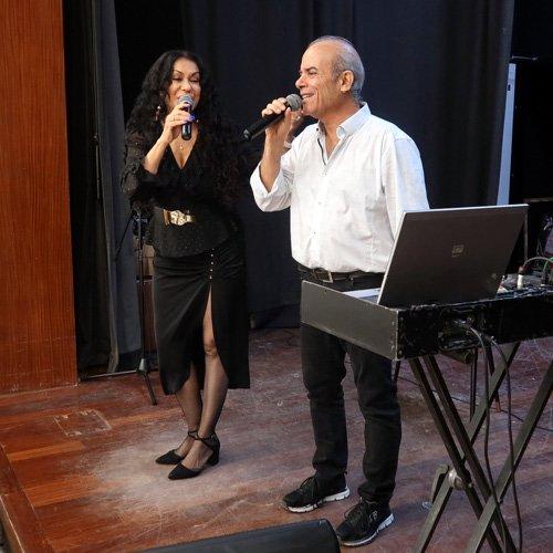 רוקדים ונהנים